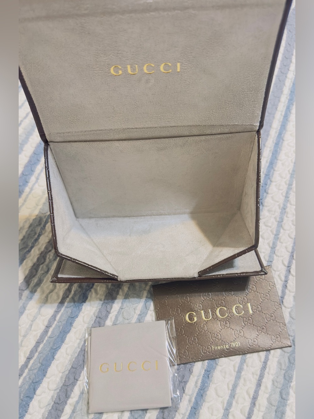Gucci sunglasses case classic logo